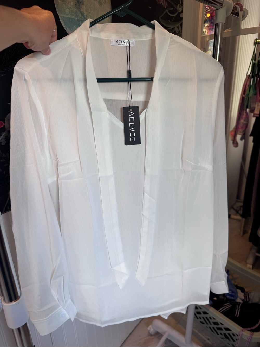 Acevog White V-Neck Tie-Detail Long Sleeve Blouse